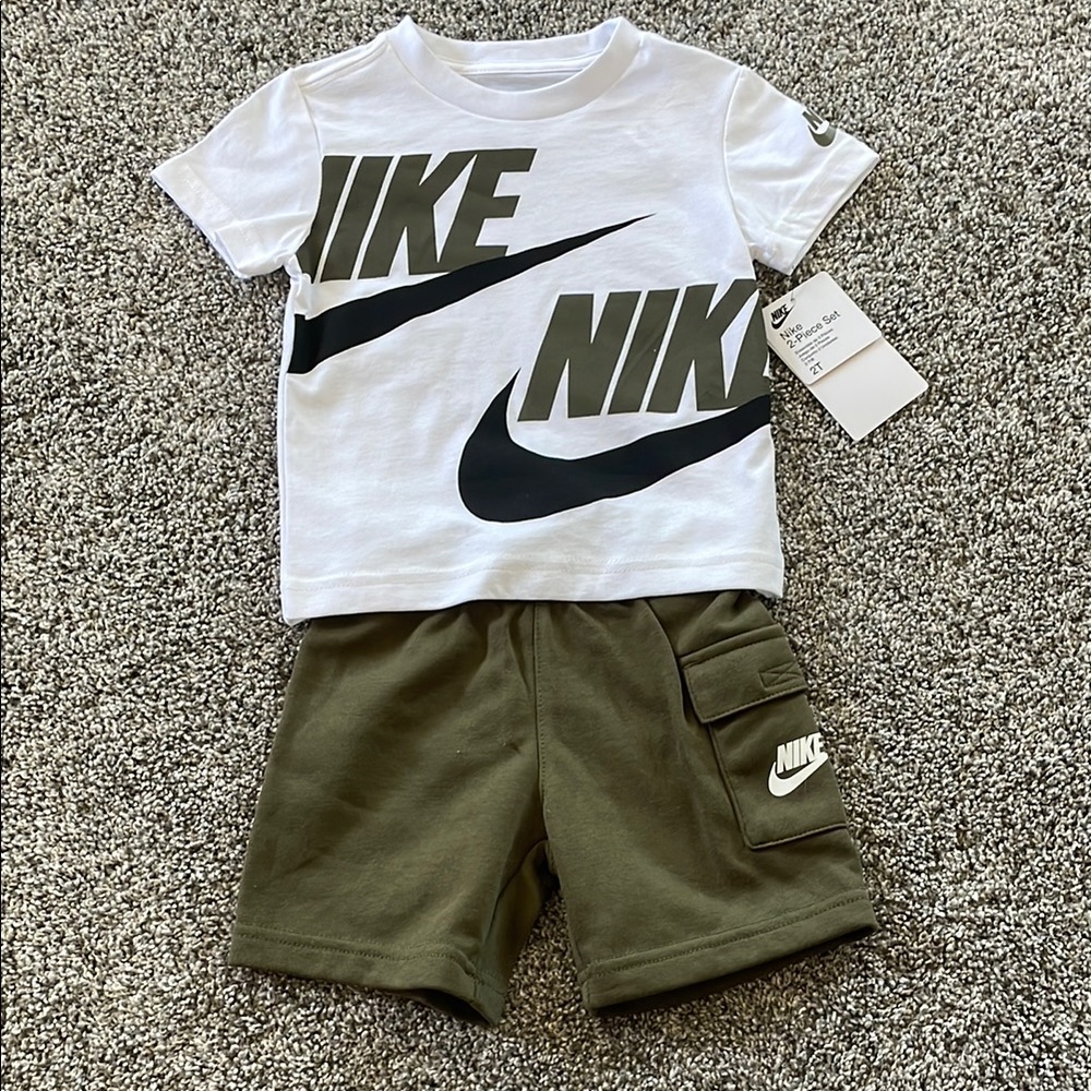 NEW! NIKE WHITE AND GREEN 2-PIECE T-SHIRT & SHORTS SET. SIZE 2T. BOYS.